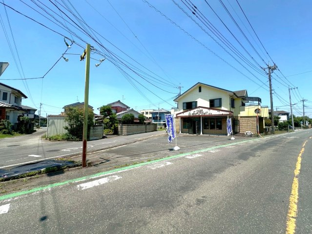 深谷市東大沼戸建の外観|広々とした約94坪の土地に佇む2階建ての店舗付住宅でございます。