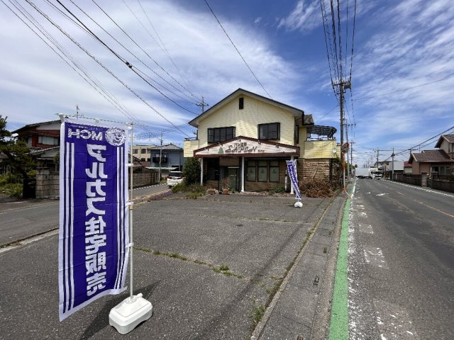 深谷市東大沼戸建の駐車場|大型車両や複数台の乗用車を駐車可能なカースペースを確保しております。