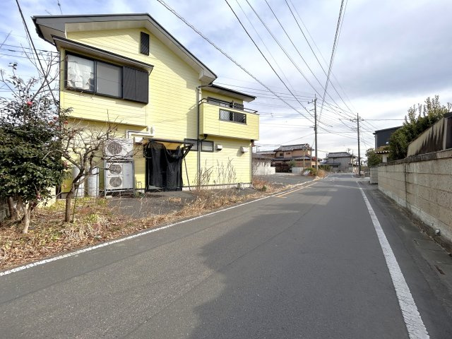 深谷市東大沼戸建の前面道路含む現地写真|店舗側勝手口のある西側道路面より撮影しております。