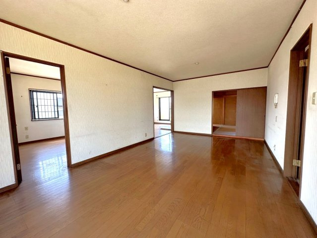 深谷市東大沼戸建の洋室|2階14帖洋室
2階各部屋へと接続するリビングのような位置付けのお部屋です。