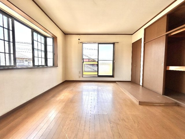 深谷市東大沼戸建の洋室|2階10帖洋室
2階は全室8帖超の広々設計です。