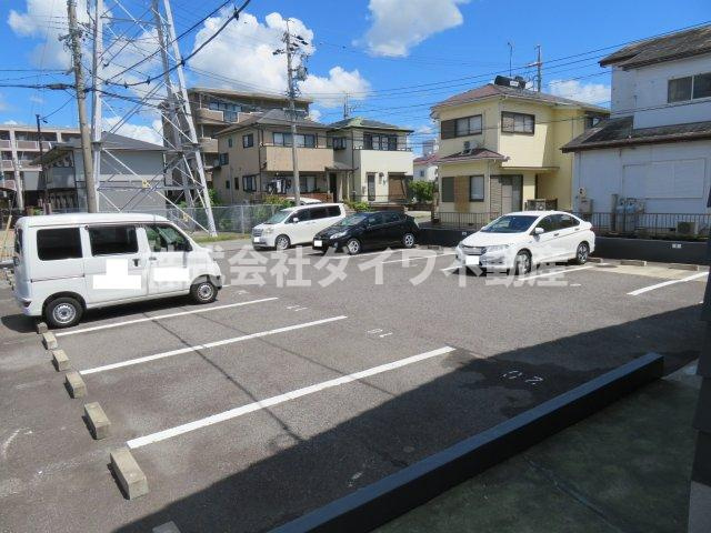 グランデュール柱の駐車場