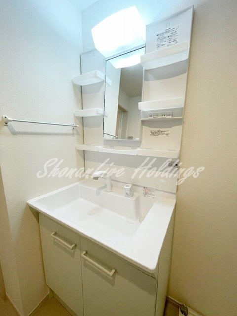 大和市上草柳のアパートの洗面所|明るい洗面所です