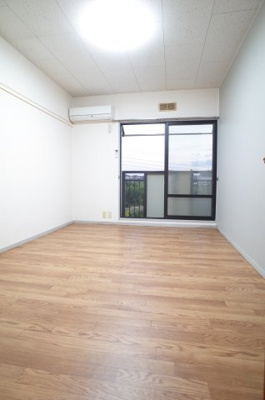 【居間・リビング】 | グレイスハイランズ | 大きな窓がお部屋を明るく演出☆