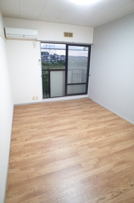 【子供部屋】 | グレイスハイランズ | 203号室はカラークロスをあしらって。落ち着きのある空間に