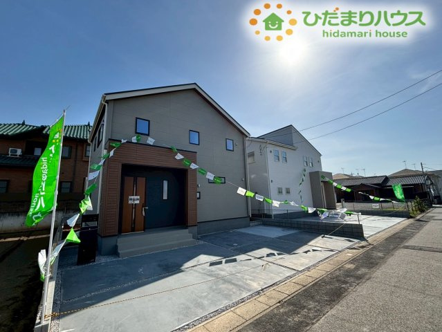 深谷市上柴町東　第3　新築一戸建て　リーブルガーデン　02の外観|別角度からの外観写真です！前面スペースにゆとりがあり、敷地全体がすっきりとした印象です！陽当たりや風通りも良好で、毎日の暮らしを明るく爽やかに彩ってくれる心地よい住環境ですよ♪