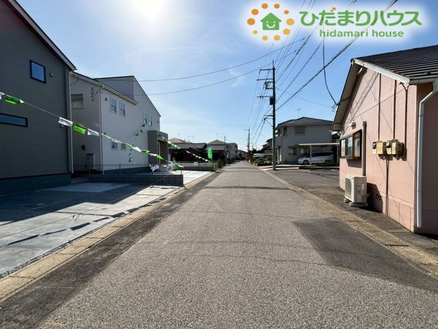 深谷市上柴町東　第3　新築一戸建て　リーブルガーデン　02の前面道路含む現地写真|敷地前面の道路様子です！十分な道幅が確保されており視界もクリアなため、お車のすれ違いや庫入れも安心して行えます！交通量も落ち着いており毎日の通勤やおでかけもストレスなくスムーズです♪