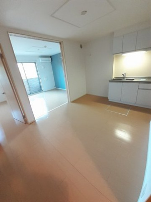 【居間・リビング】 | エレガンス・イリーデⅡ | ゆったりとしたリビングです