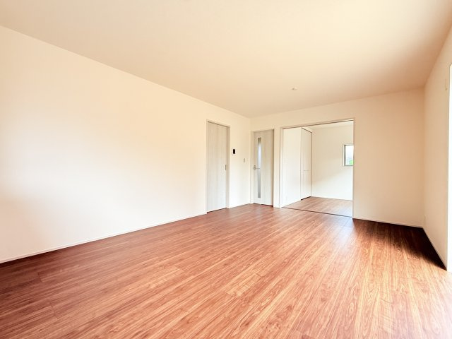 笠間市吉岡第1　新築戸建て　1号棟の洋室|広々とした16帖ＬＤＫ♪
家具を置いても窮屈感を感じず過ごせます。