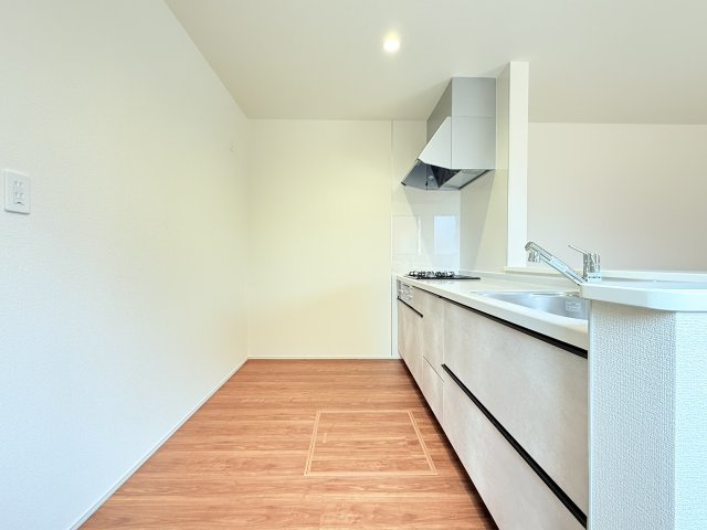 笠間市吉岡第1　新築戸建て　1号棟のキッチン|家族とのコミュニケーションや小さいお子さんの様子を見守りながら安心して料理ができます。洗練されたスタイリッシュなデザインと使い勝手を追求した設備、豊富な収納力も大満足です。