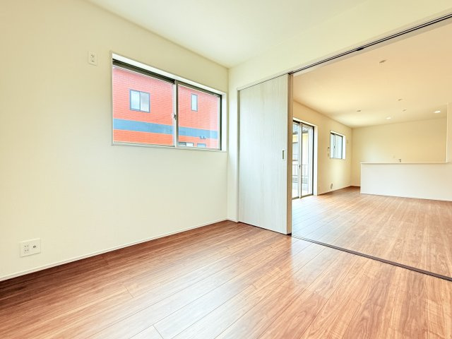 笠間市吉岡第1　新築戸建て　1号棟の洋室|家具や小物を合わせやすいシンプルデザイン♪
広さや日当たりなど、写真では伝えきれない部分を現地で確認してみませんか？