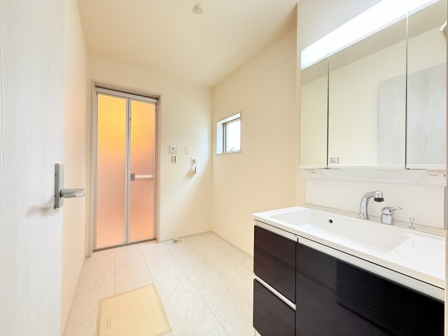 笠間市吉岡第1　新築戸建て　1号棟の独立洗面台|収納力と機能性に優れたお手入れラクラクのゆったりとした洗面台で、朝の忙しい時間でも身支度準備がスムーズです。