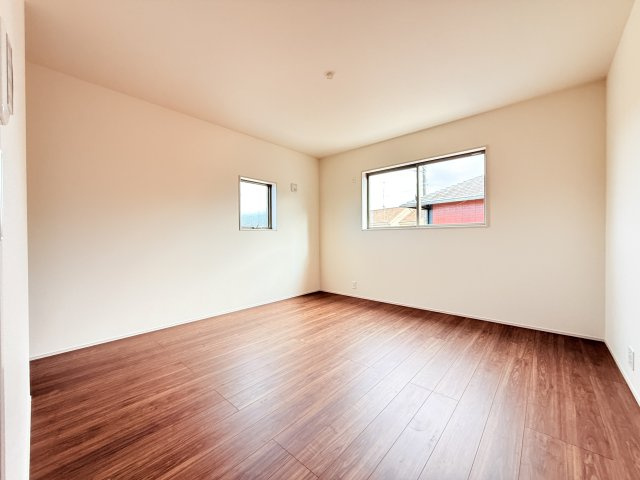 笠間市吉岡第1　新築戸建て　1号棟の洋室|家具や小物を合わせやすいシンプルデザイン♪
広さや日当たりなど、写真では伝えきれない部分を現地で確認してみませんか？