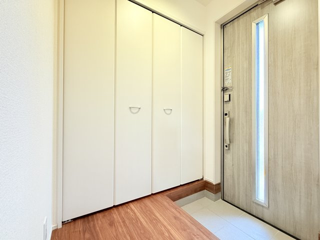 笠間市吉岡第1　新築戸建て　1号棟の玄関|靴をまとめて保管できるシューズボックス。綺麗に整頓された玄関で来客者を気持ちよく招きませんか？