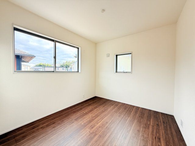 笠間市吉岡第1　新築戸建て　1号棟の洋室|家具や小物を合わせやすいシンプルデザイン♪
広さや日当たりなど、写真では伝えきれない部分を現地で確認してみませんか？