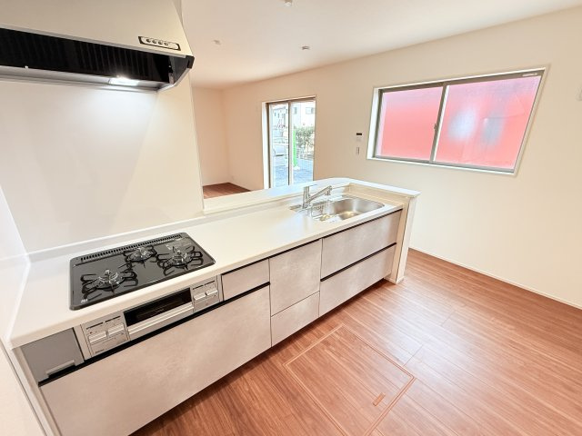 笠間市吉岡第1　新築戸建て　1号棟のキッチン|家族とのコミュニケーションや小さいお子さんの様子を見守りながら安心して料理ができます。洗練されたスタイリッシュなデザインと使い勝手を追求した設備、豊富な収納力も大満足です。