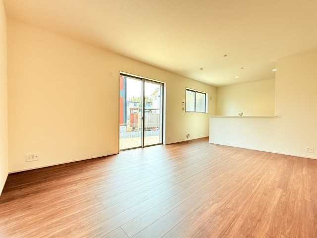 笠間市吉岡第1　新築戸建て　1号棟の居間・リビング|広々とした16帖ＬＤＫ♪
家具を置いても窮屈感を感じず過ごせます。