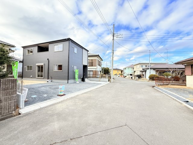 笠間市吉岡第1　新築戸建て　1号棟の前面道路含む現地写真|実際に現地で周辺環境や街並み、近隣のスーパーや通学路の安全性、病院、公園・・・など生活のイメージをご確認ください！