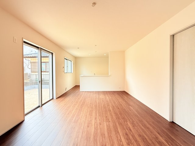 笠間市吉岡第1　新築戸建て　1号棟の居間・リビング|広々とした16帖ＬＤＫ♪
家具を置いても窮屈感を感じず過ごせます。