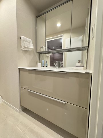 大江戸タワーレジデンス　２５Fの独立洗面台