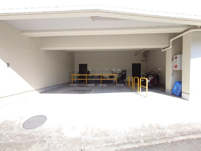 川崎市多摩区長沢１丁目の賃貸マンションの駐車場
