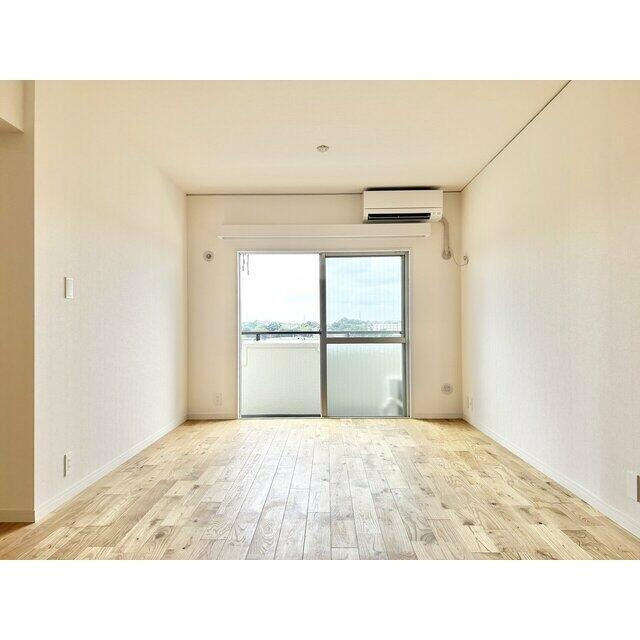 川崎市多摩区長沢１丁目の賃貸マンションの居間・リビング|日当たりの良い明るいリビング