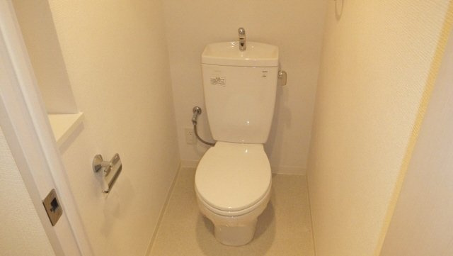ヴァレンティアのトイレ|トイレに収納棚あり