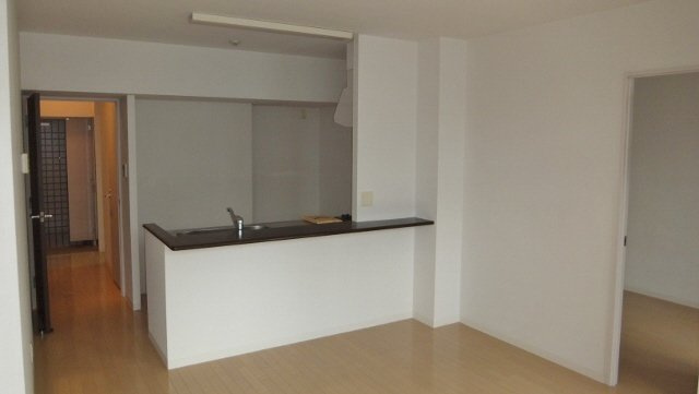 ヴァレンティアの居間・リビング|オープンキッチンです