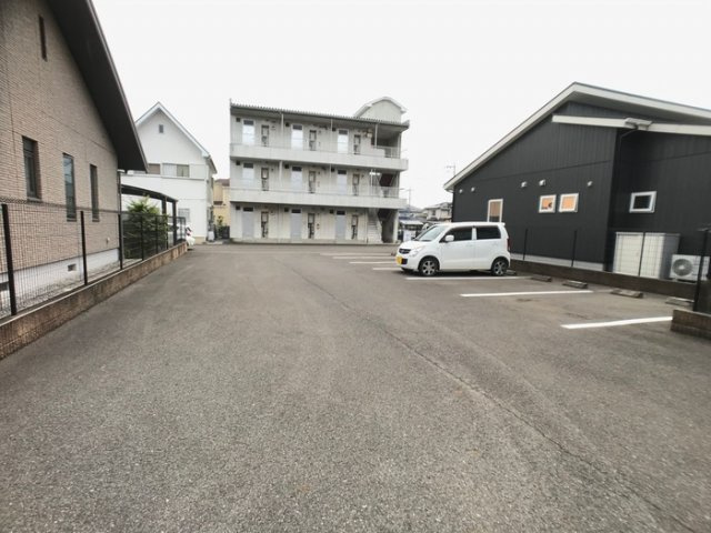フローラルコートの駐車場