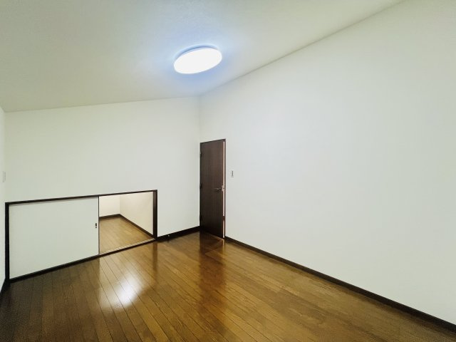 太田市龍舞町の洋室|収納スペース付きの6帖洋室