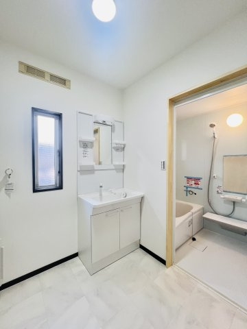 太田市龍舞町の独立洗面台|洗濯機や収納棚を設置してもゆとりのある洗面脱衣所◎