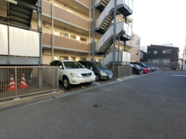 市川市大洲３丁目の賃貸マンションの駐車場