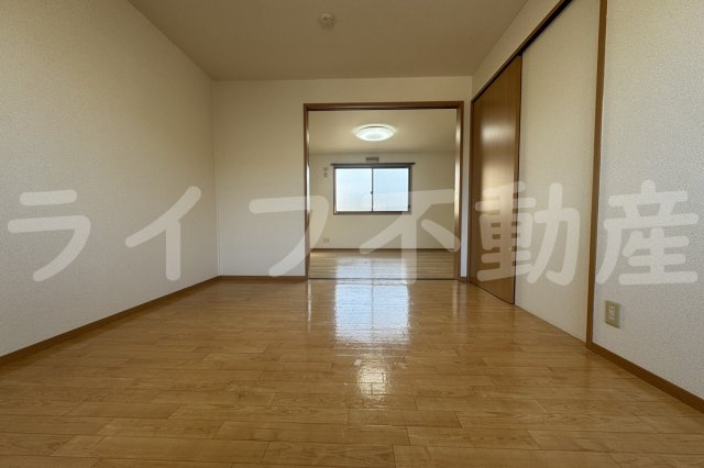 メゾンニュー池島 Cの内装|明るい色調の室内です