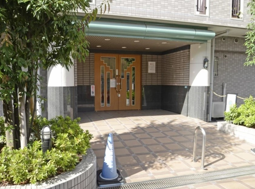 中野区中野５丁目の賃貸マンションのエントランス