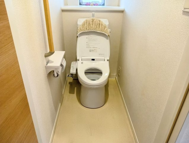 売中古戸建　静岡市葵区城北２丁目のトイレ|窓があるので自然光による明るさが保たれます。新鮮な空気も入るので気持ちよく使用していただけます！