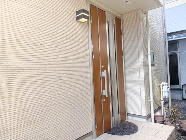 売中古戸建　静岡市葵区城北２丁目の玄関|ダブルロックキーで防犯性の高い玄関。