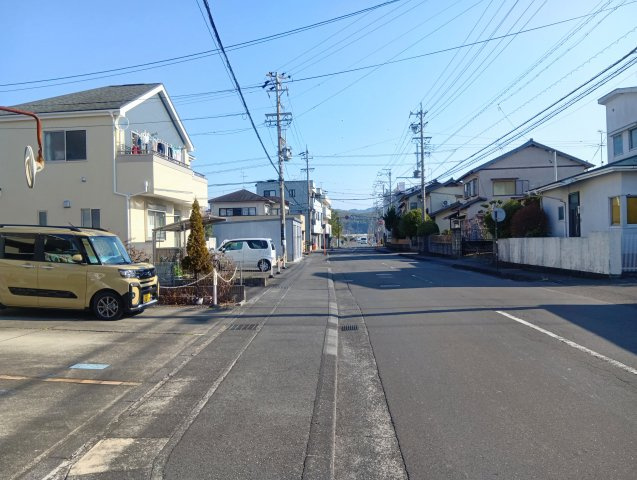 売中古戸建　静岡市葵区城北２丁目の前面道路含む現地写真|道路を挟んで向かいの家との距離が離れるため、陽射しを遮られにくく、通風も確保しやすいです。