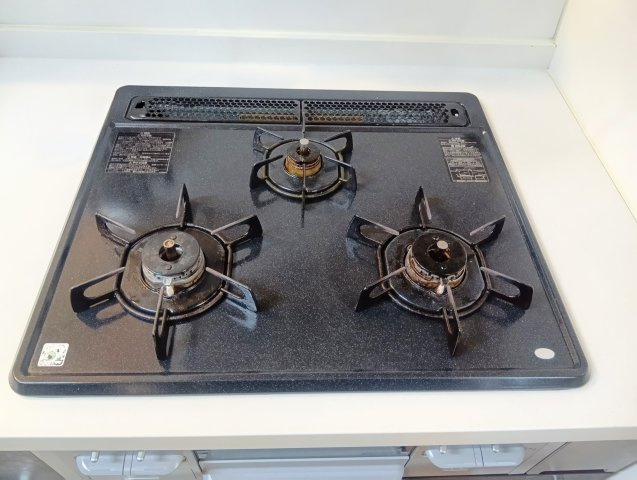 売中古戸建　静岡市葵区城北２丁目のキッチン|設備：３つ口ガスコンロ