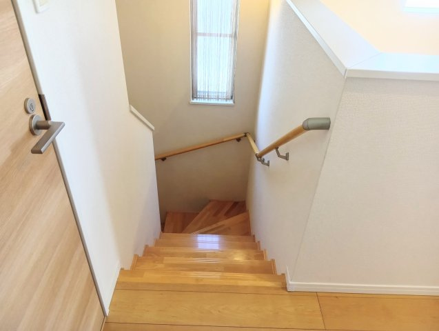 売中古戸建　静岡市葵区城北２丁目の内装|階段