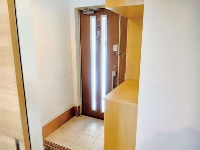 売中古戸建　静岡市葵区城北２丁目の玄関|玄関：玄関にも収納有。玄関ドアに窓があるので光が入り明るい雰囲気ですね♪