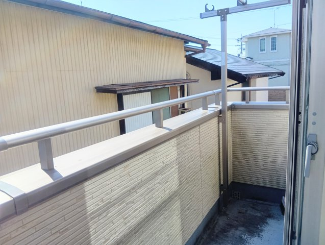売中古戸建　静岡市葵区城北２丁目のバルコニー|広いバルコニーは、洗濯物をまとめて干すのに十分なスペースを確保できます！