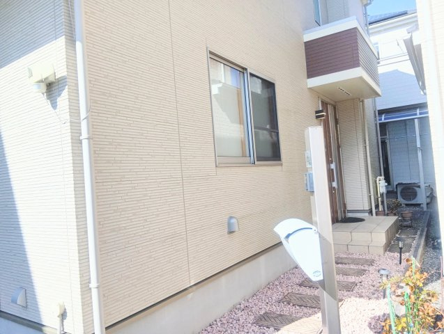 売中古戸建　静岡市葵区城北２丁目の外観|玄関が少し奥まっているので、出入りの際は陽射しや風や雨よけができます。また、玄関の内側にも雨風などが吹き込みにくいです。