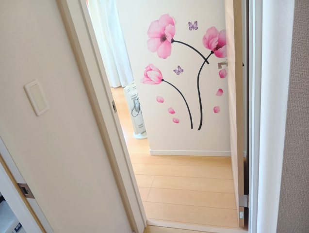売中古戸建　静岡市葵区城北２丁目の洋室|廊下から居住スペースが直接見えないのでプライバシーが保たれます。