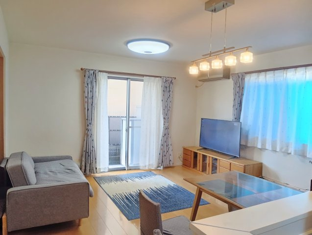 売中古戸建　静岡市葵区城北２丁目の居間・リビング|2面採光で、陽当りがよく、通気性、開放感のあるリビングです。