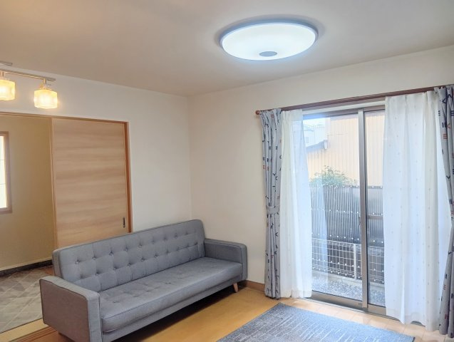 売中古戸建　静岡市葵区城北２丁目の居間・リビング|2面採光で、陽当りがよく、通気性、開放感のあるリビングです。