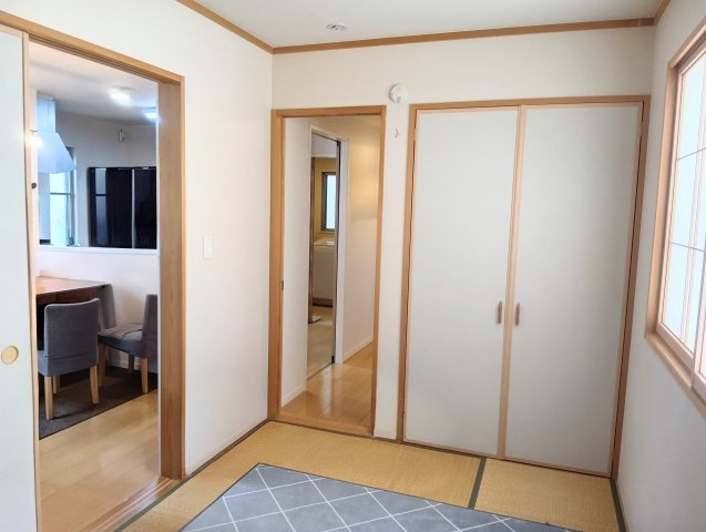 売中古戸建　静岡市葵区城北２丁目の和室|１階和室：リビングや玄関ホールにもつながっています。押入もあります。