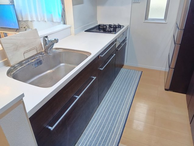 売中古戸建　静岡市葵区城北２丁目のキッチン|ツートーンでモダンでおしゃれなキッチン。収納もたっぷりで使い勝手もよし！