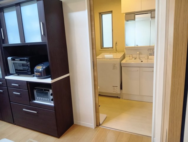 売中古戸建　静岡市葵区城北２丁目の独立洗面台|キッチンと洗面所。水回りが繋がって便利な家事導線