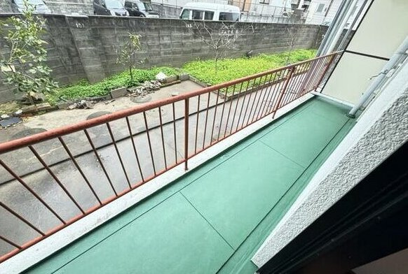 津川アパートのバルコニー