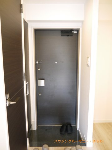 【玄関】 | 日神デュオステージ王子 | 帰り着くたびに洗練されたテイストの空間に迎えられ誇りと喜びを感じる玄関まわりです。